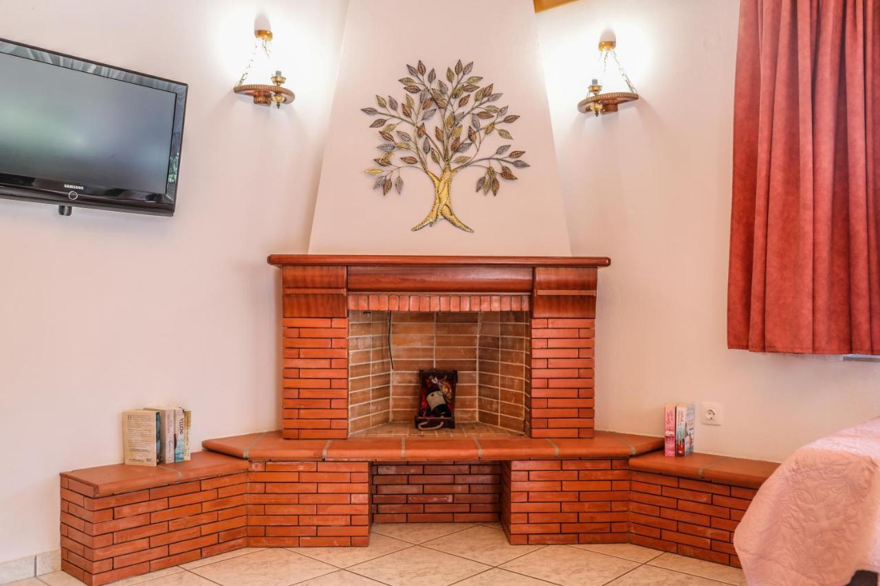 Villa Mitzelos Moni Evaggelistrias Exteriör bild